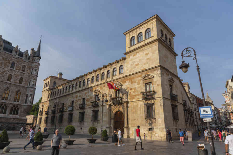 León 017 - palacio de los Guzmanes - Diputación Provincial.jpg